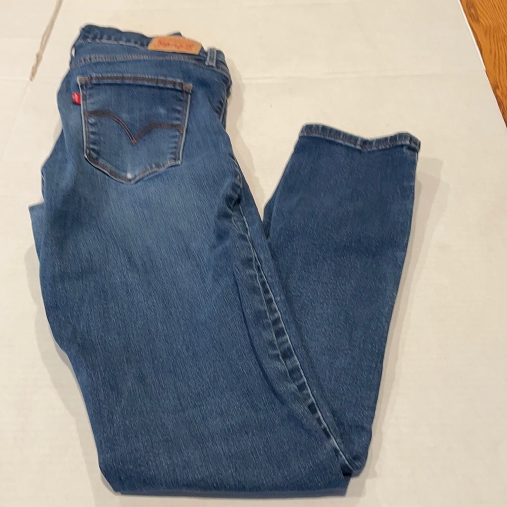 Levi’s slimming skinny jeans. Women’s 30 x 28